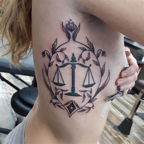 Tatuajes del signo libra para mujeres